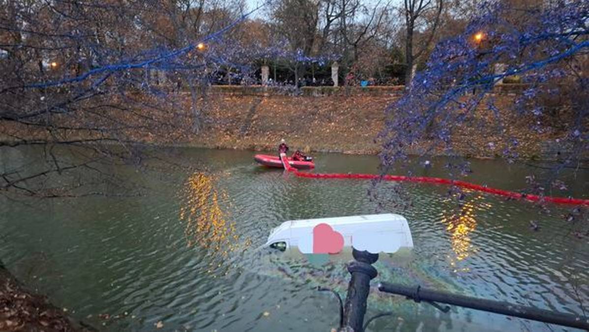 Bus w miejskiej fosie. Straż użyła specjalnego dźwigu