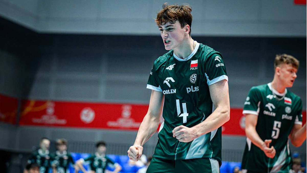 Młody polski siatkarz w zielonej koszulce z numerem 4, z wyrażoną determinacją na twarzy, podczas meczu.