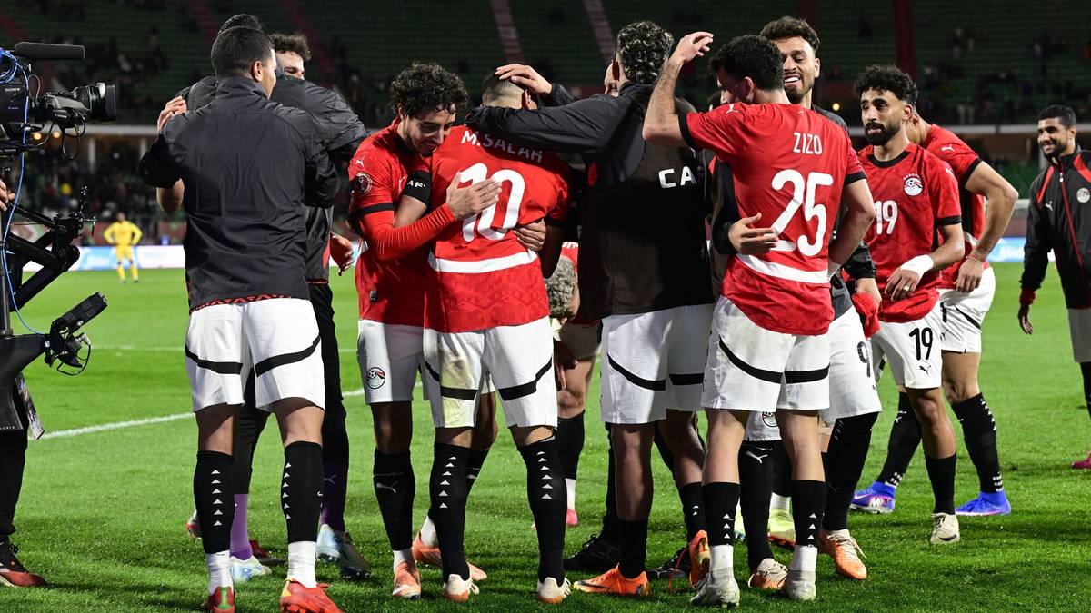 Piłkarze reprezentacji Egiptu świętujący zwycięstwo na boisku.