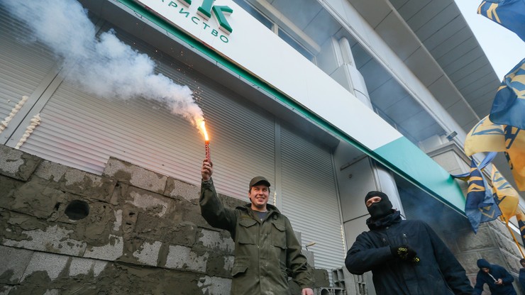 #RUSBANKOVER. Nacjonaliści ukraińscy zamurowali rosyjski bank w Kijowie