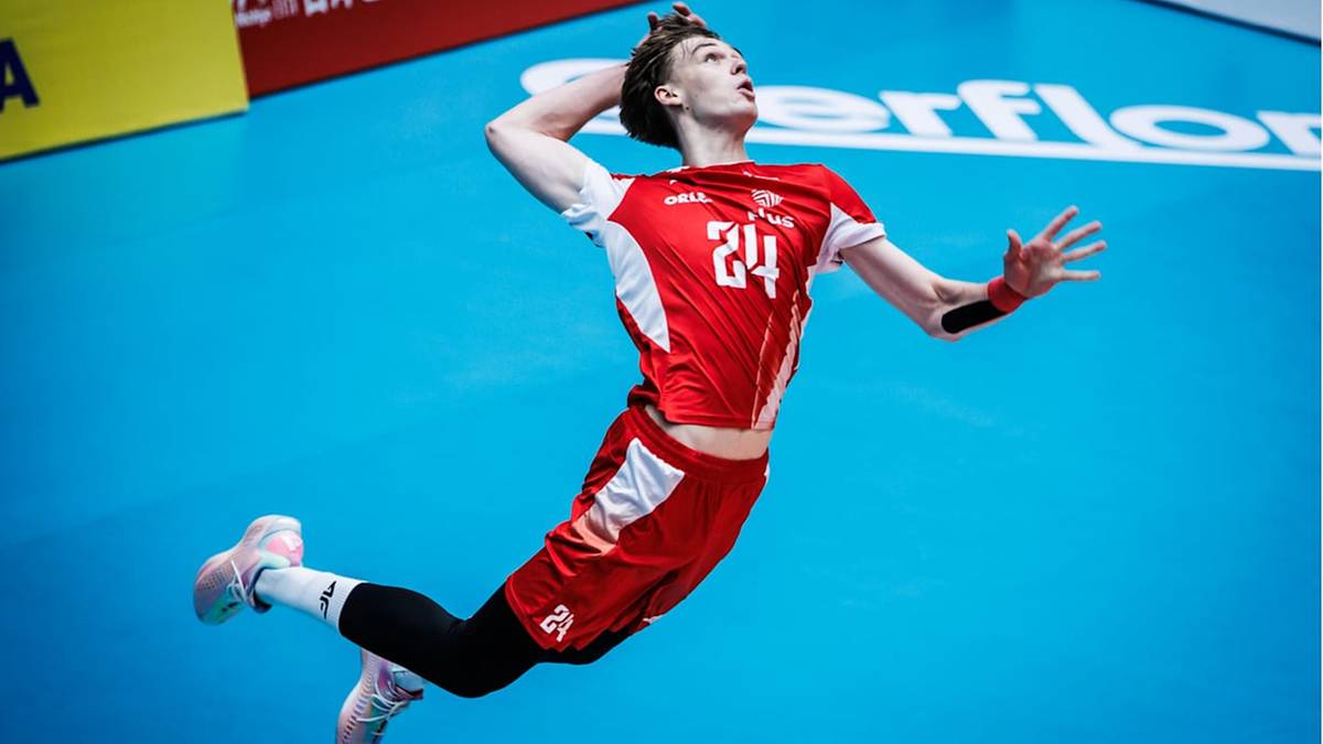 Siatkarz w czerwonej koszulce z numerem 24 odbija piłkę podczas meczu.