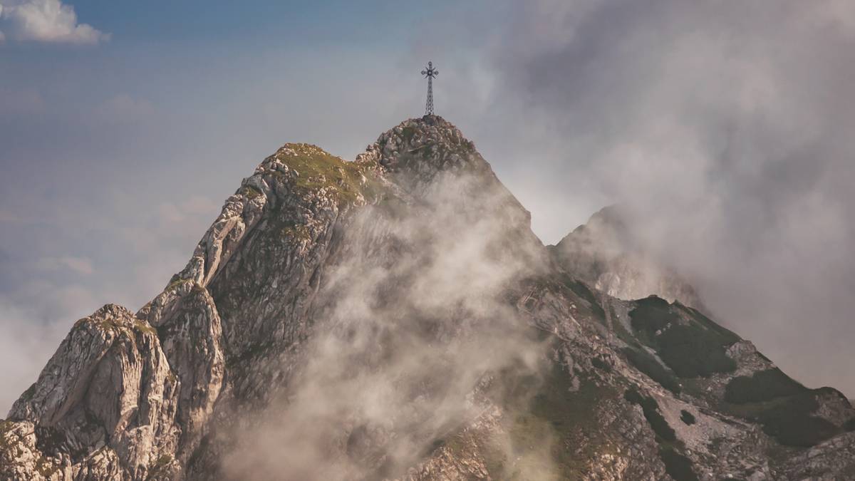 21.37 na Giewoncie. Przełom w sprawie oświetlania krzyża w rocznicę śmierci papieża