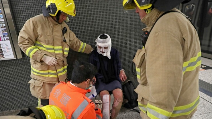 "Spalę was na śmierć". 18 rannych w wyniku pożaru w metrze w Hongkongu