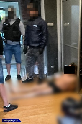 Policja zatrzymała mężczyznę poszukiwanego listem gończym. Ukrywał się w skrytce przygotowanej w siedzisku sauny