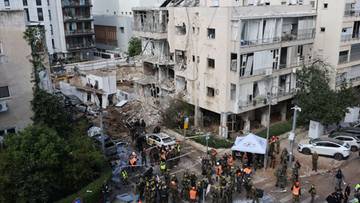 Zniszczony budynek otoczony przez ratownik&oacute;w i wojsko po ataku