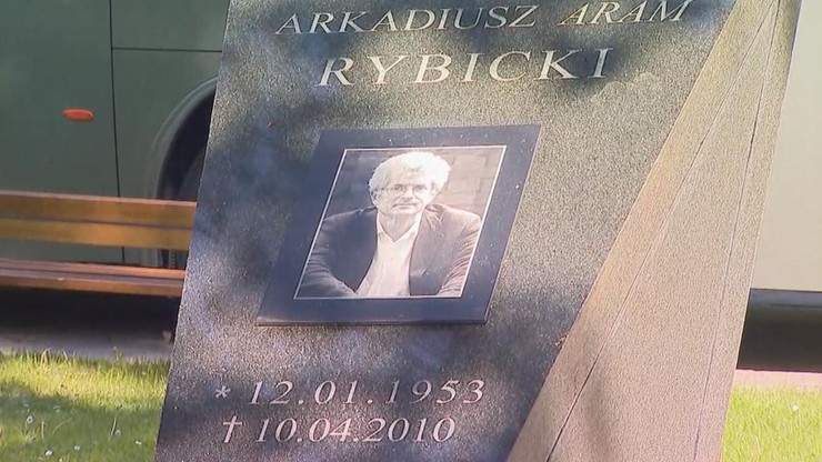 Ponowny pogrzeb A. Rybickiego, który zginął w Smoleńsku. Ekshumowano go wbrew woli rodziny