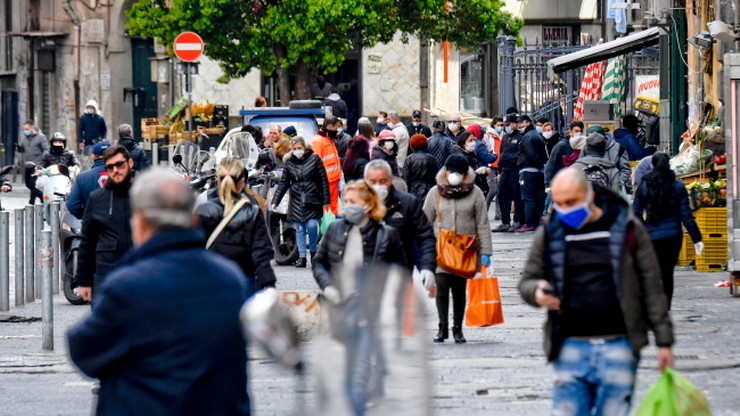 Neapolitańczycy nie boją się koronawirusa. Tłumy ludzi na ulicach