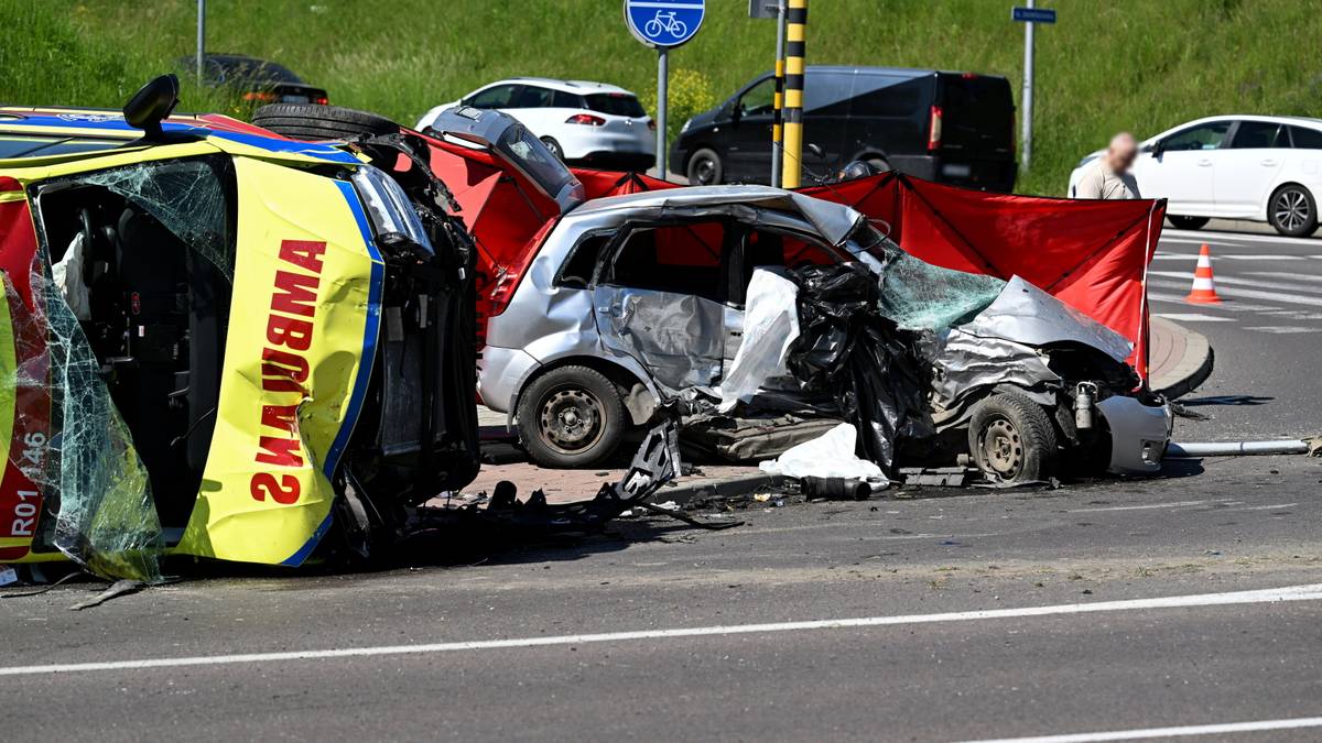 Karetka zderzyła się z osobówką. Zginęła jedna osoba, są też ranni