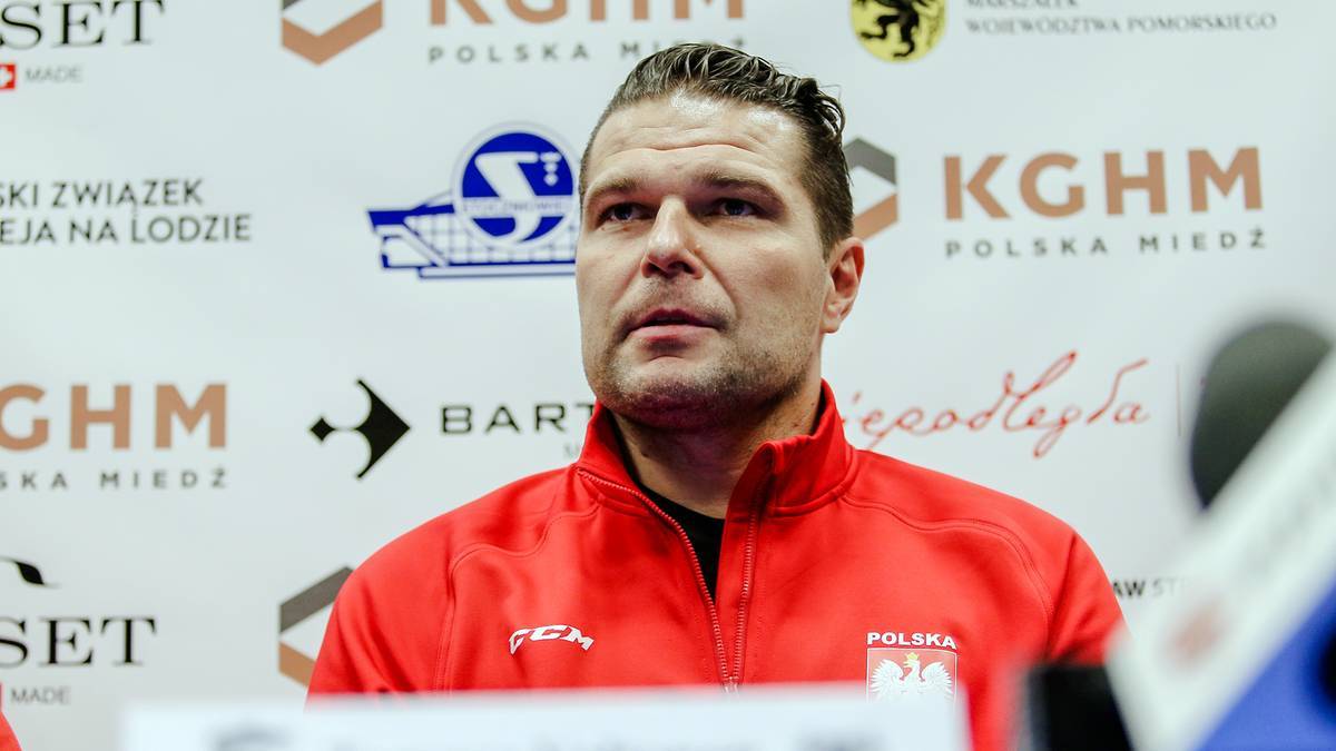 Portret Tomka Valtonena, byłego trenera reprezentacji Polski w hokeju na lodzie, ubranego w czerwoną bluzę z logo "POLSKA".