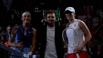 Dwie tenisistki i mężczyzna pozują do zdjęcia na korcie tenisowym.