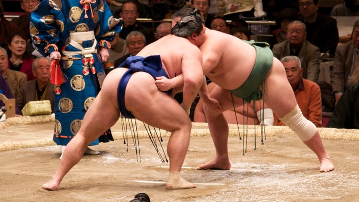 Tonącą kobietę uratowało... 20 zawodników sumo