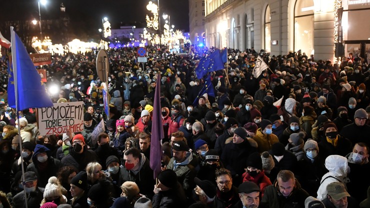 Ustawa medialna przyjęta przez Sejm. Demonstracje w całej Polsce