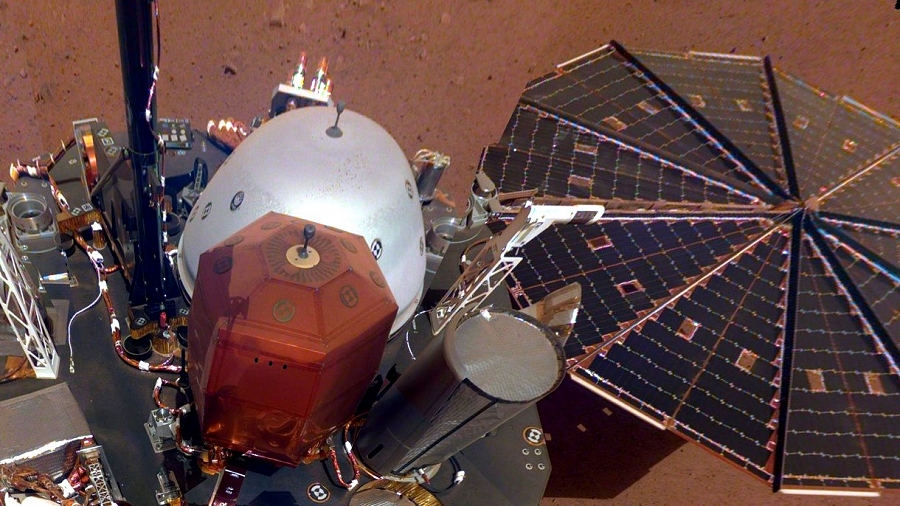 13.12.2018 08:00 Sonda InSight wykonała sobie pierwsze selfie na równinie wulkanicznej Elysium Planitia