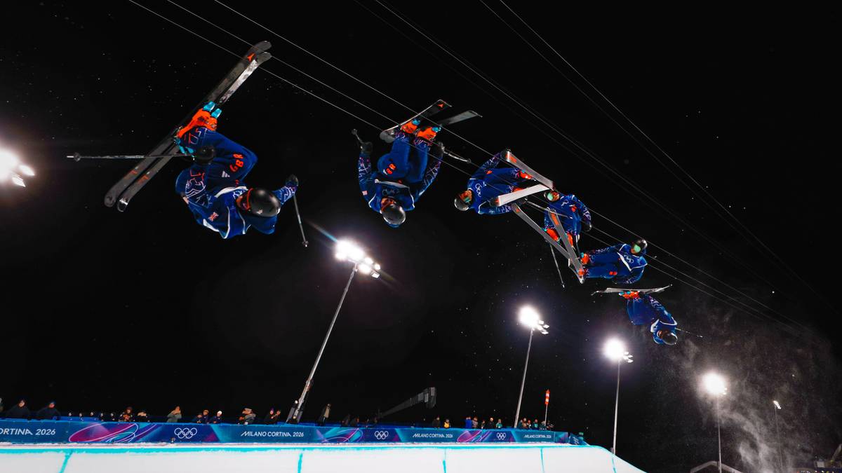 Sekwencja ujęć narciarki wykonującej skok i akrobacje w powietrzu nocą.