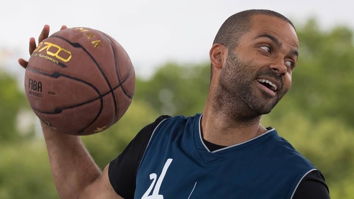 Tony Parker trzymający piłkę do koszykówki