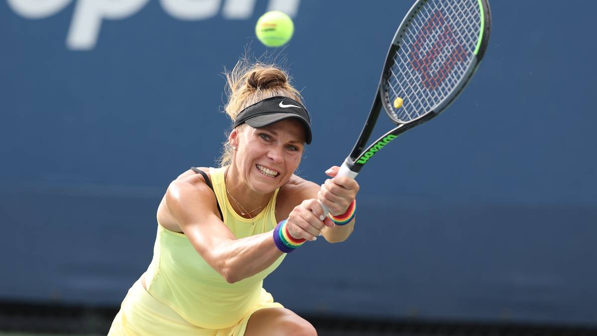 Tenisistka uderza piłkę rakietą podczas meczu.