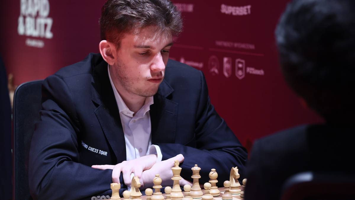 Mężczyzna grający w szachy podczas turnieju Rapid & Blitz.