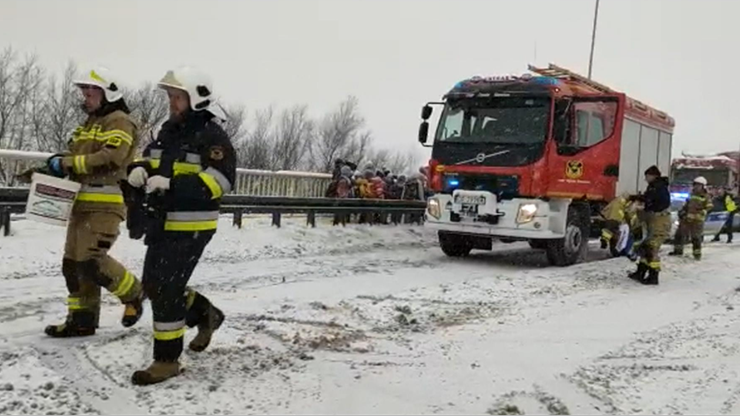 Opole: Wypadek autobusu przewożącego dzieci. Zderzył się z ciężarówką