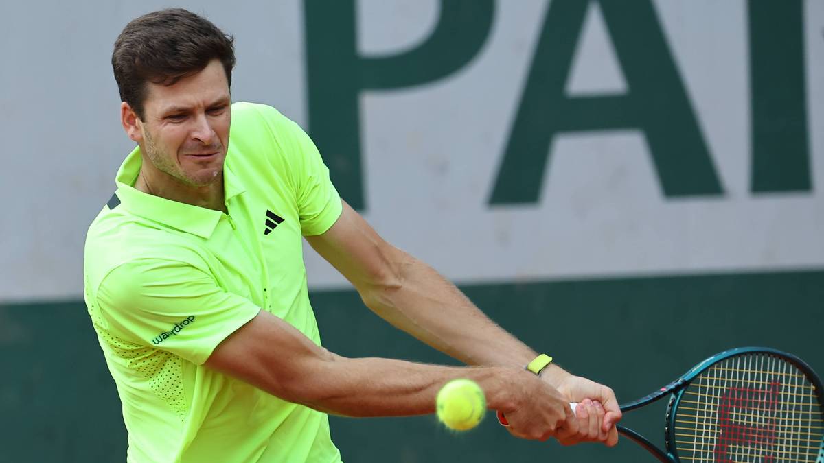 Hubert Hurkacz uderza piłkę tenisową rakietą podczas meczu.