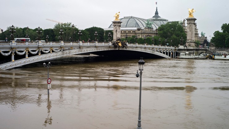 "Największa powódź od początku stulecia". Żywioł nie oszczędza Paryża