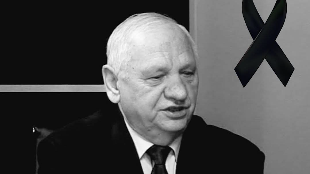 Portret starszego mężczyzny z czarną wstążką żałobną w rogu.
