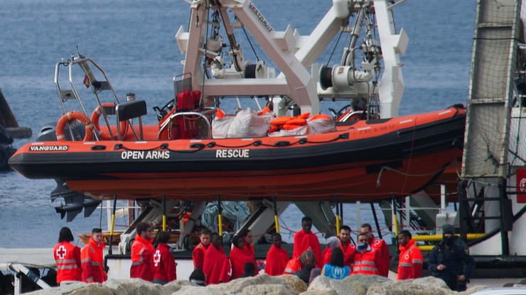 Hiszpania: statek z ponad 300 migrantami dotarł do portu w Algeciras