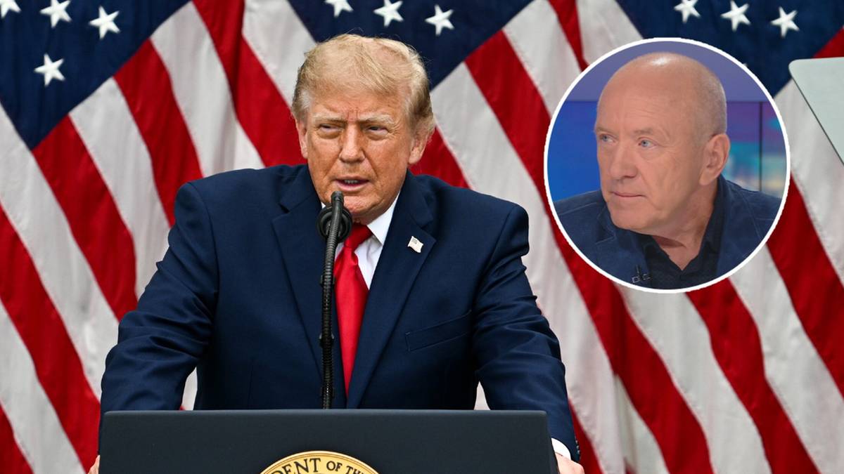 Donald Trump przemawiający na tle flag USA z wizerunkiem mężczyzny w okrągłej wstawce.