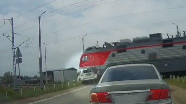 Rosja. Śmiertelny wypadek na przejeździe kolejowym. Zderzenie nagrała kamera
