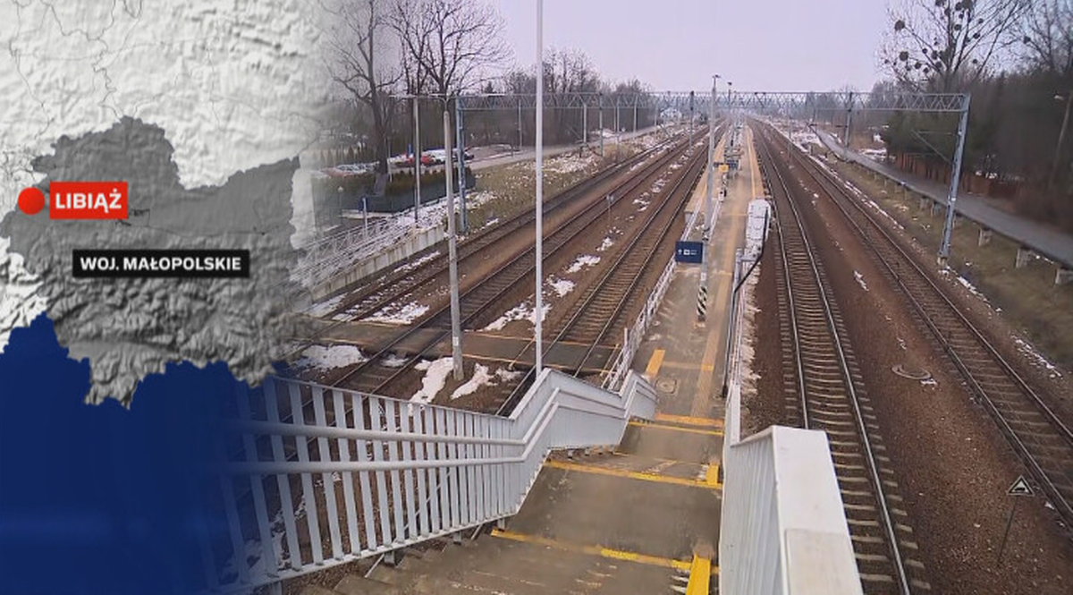 Kładka nad torami kolejowymi na stacji PKP w Libiążu, z widokiem na tory i peron.