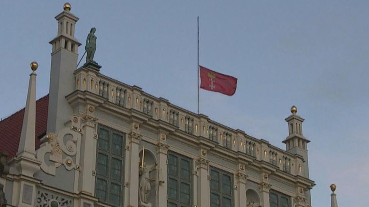 Gdańsk: flagi miasta opuszczone do połowy masztu