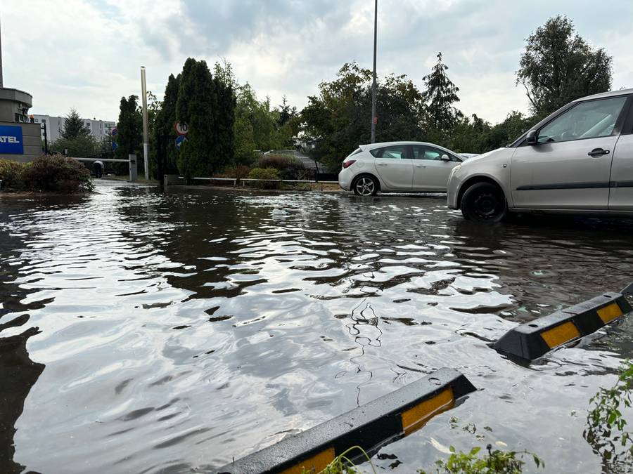 Ulewa zalała parking przy CH Promenada