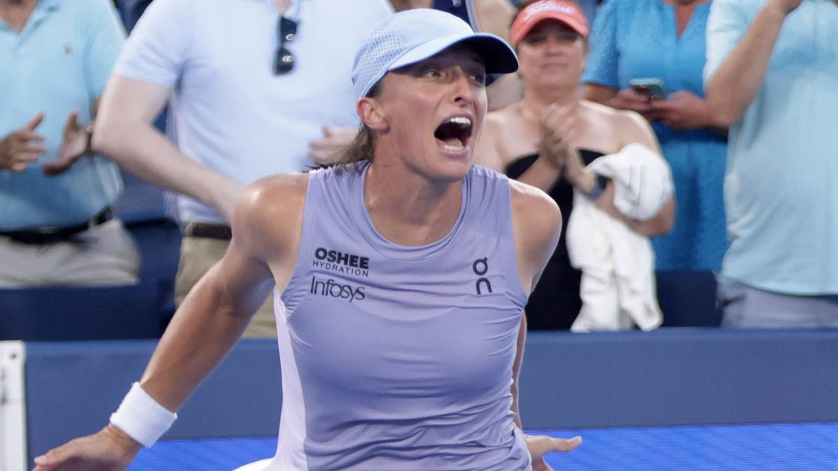 Iga Świątek, polska tenisistka, w okrzyku radości podczas meczu.