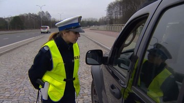 Mandat za nietrzymanie rąk na kierownicy? Policjant wyjaśnia przepisy