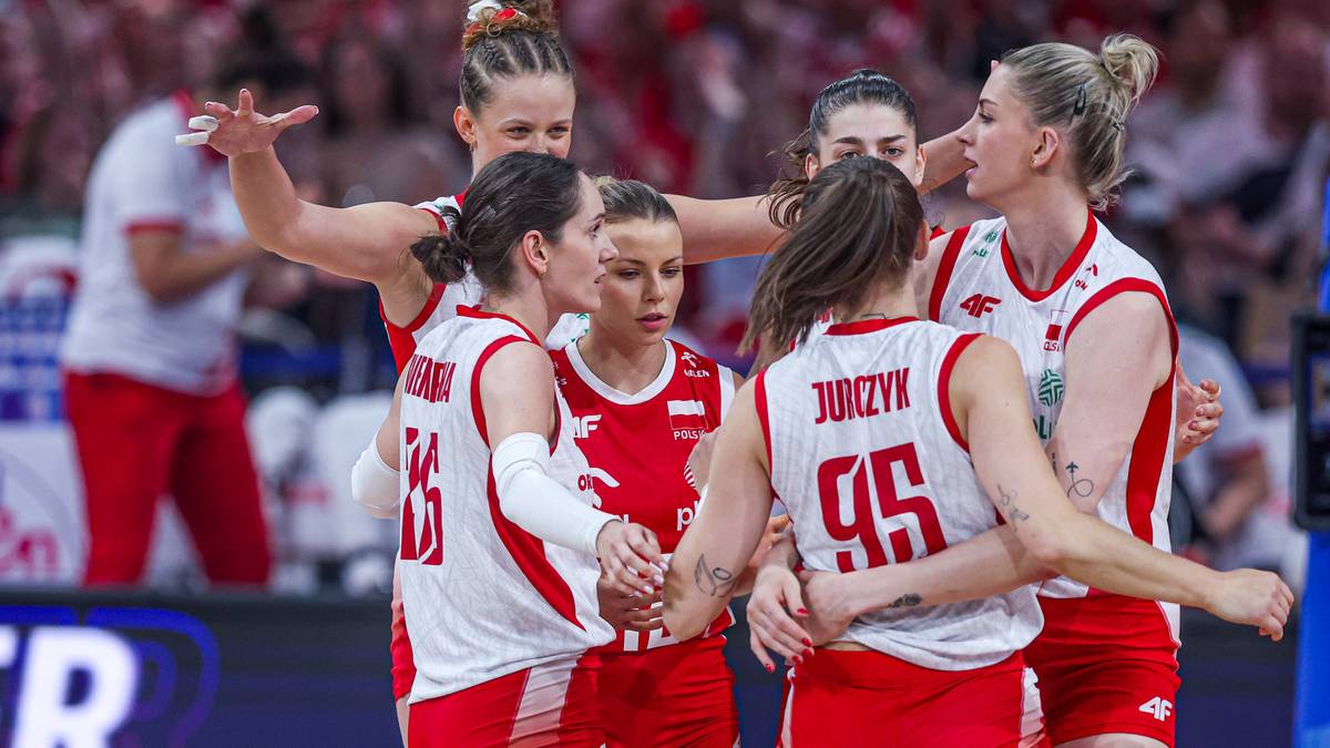 Grupa siatkarek w czerwono-białych strojach reprezentacji Polski cieszy się po udanej akcji.
