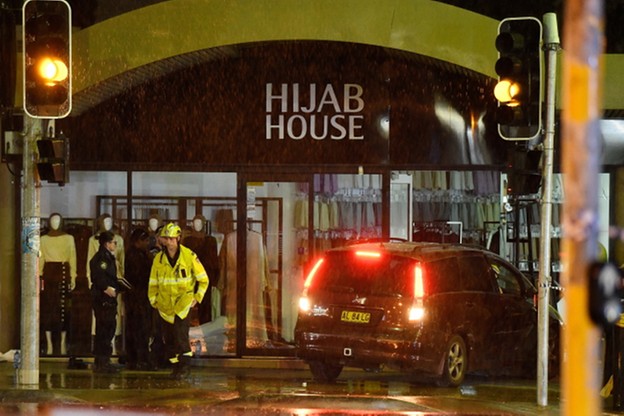 Służby usuwają rozbite auto, które wjechało w sklep z hidżabami