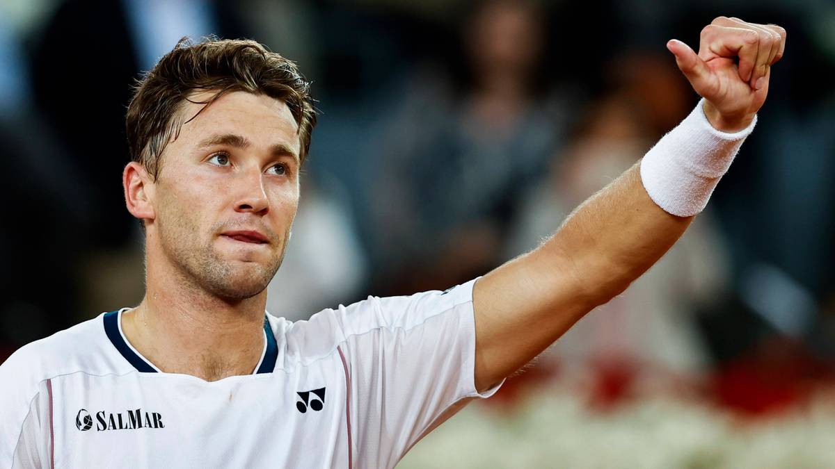 Casper Ruud świętujący zwycięstwo, z uniesioną ręką i kciukiem do góry.