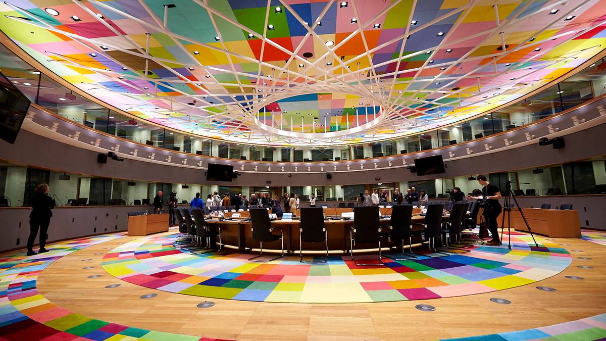 Okrągła sala konferencyjna z kolorowym sufitem i podłogą