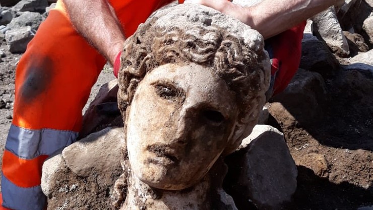 U stóp rzymskiego Kapitolu archeolodzy znaleźli głowę z marmuru. "Przepiękna niespodzianka"