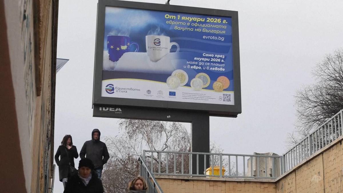 Reklama billboardowa informująca o wprowadzeniu euro w Bułgarii. Na billboardzie widnieją kubki z kawą, monety euro oraz hasło informujące o zmianie waluty od 1 stycznia 2025 roku.
