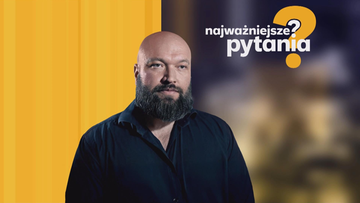 Mężczyzna z brodą w czarnej koszuli, na tle grafiki z logo programu "Najważniejsze pytania"