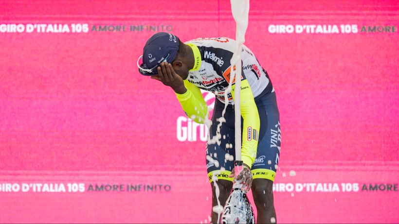 Giro d'Italia: Biniam Girmay na badaniach po uderzeniu... korkiem od szampana