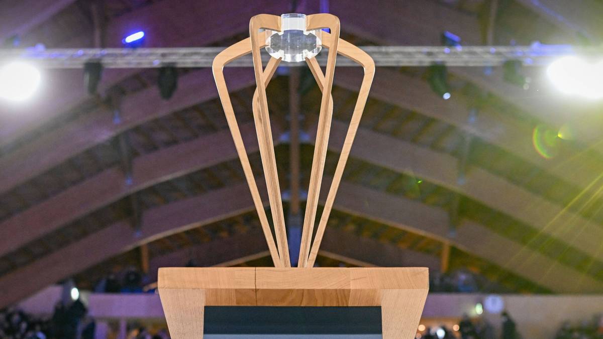 Puchar Spengler Cup Davos na podium przed trybunami pełnymi kibic&oacute;w.