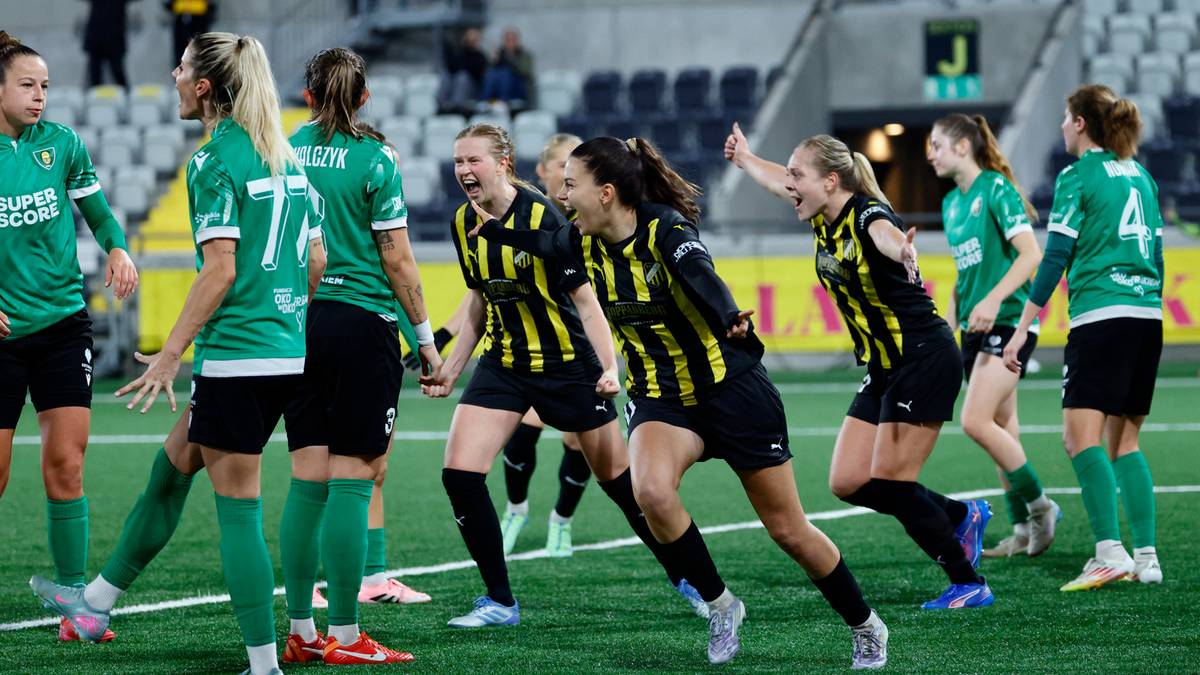 Piłkarki w zielonych i czarno-ż&oacute;łtych strojach podczas meczu.