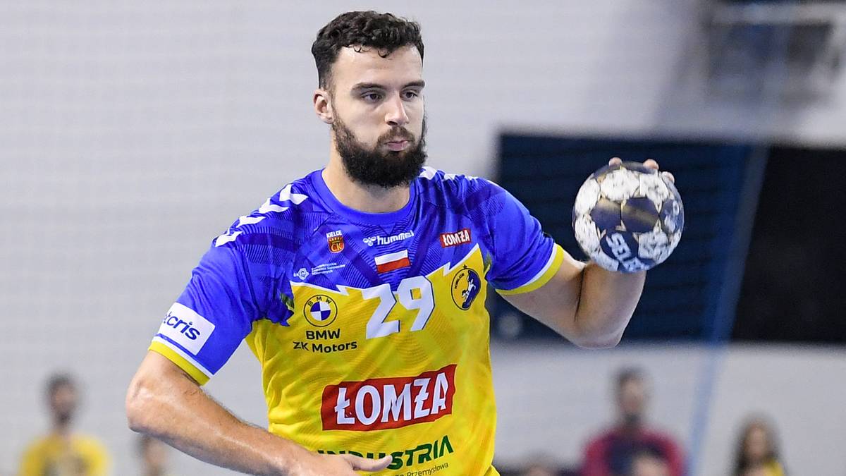 Nedim Remili, zawodnik ręcznej piłki nożnej w stroju klubowym, z piłką w dłoni.