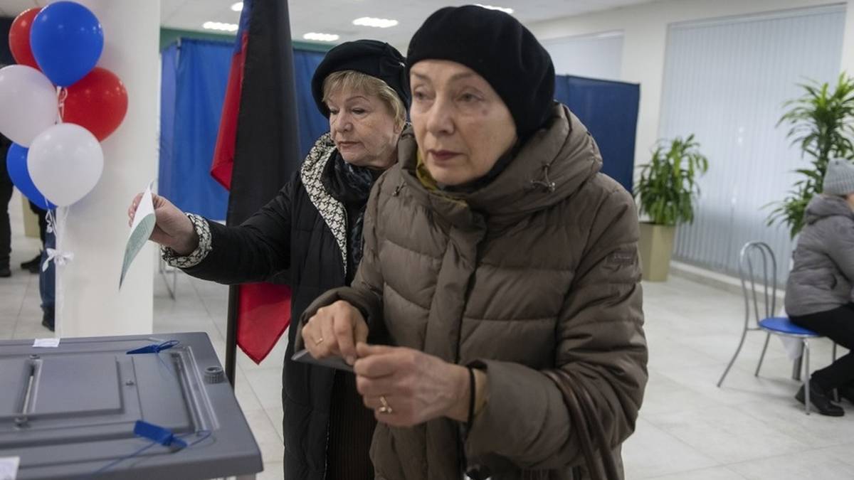 Rosja. Wybory prezydenckie. Wlewają do urn zielony płyn