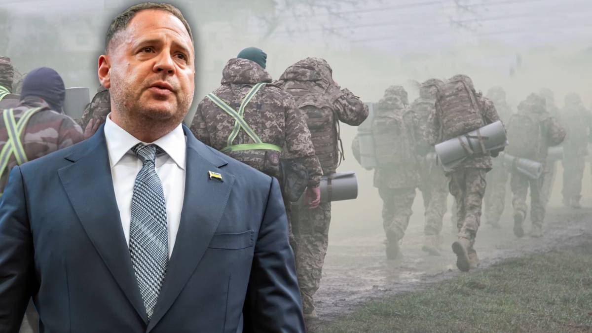 Portret Andrija Jermaka w garniturze z lewej strony, z prawej strony obrazka w tle grupa żołnierzy w mundurach i z plecakami.