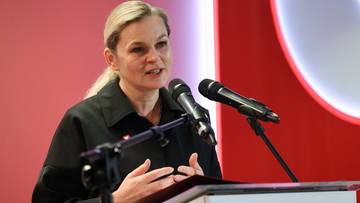 Wiceminister edukacji Izabela Ziętka przemawia za mównicą z mikrofonami.