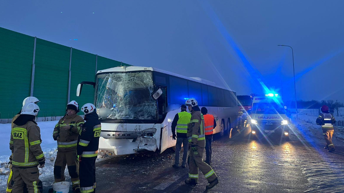 Zderzenie autokarów pod Warszawą. Są ranni, na drodze utrudnienia