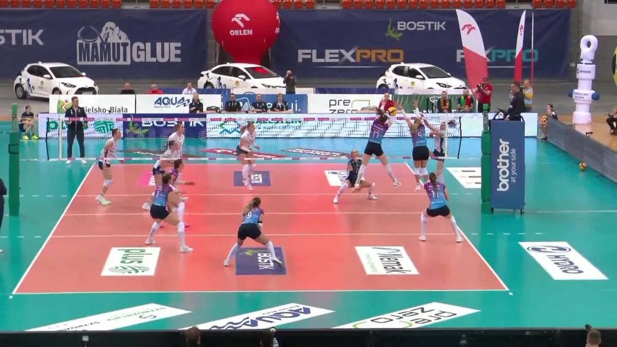 Mecz siatk&oacute;wki pomiędzy BKS Bostik ZGO Bielsko-Biała a Metalkas Pałac Bydgoszcz, widok z g&oacute;ry na boisko z zawodniczkami w akcji.