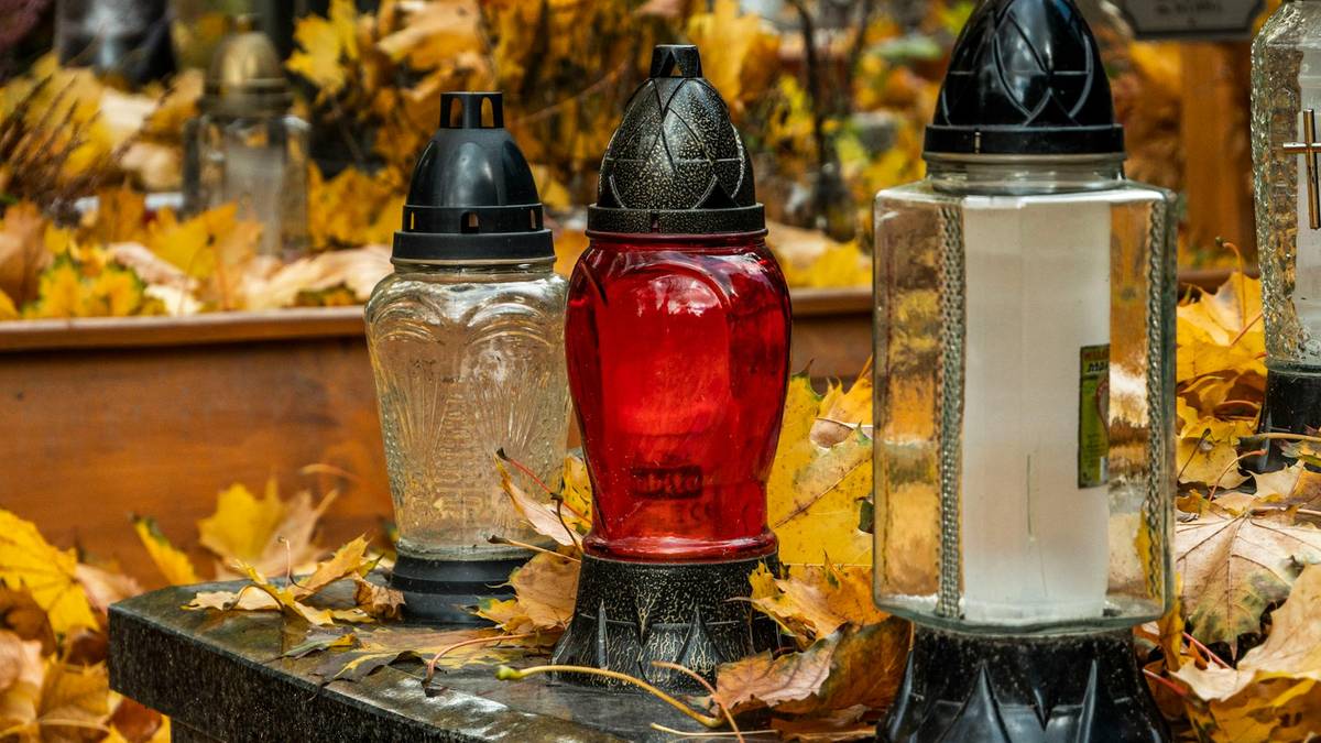 Hieny cmentarne znów w akcji. Tak ochronisz znicze i wiązanki 